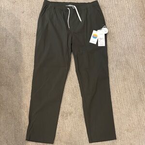 Vuori Men’s Kore Everyday Pant Lined Classic Fit